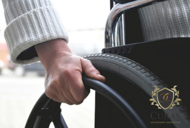 Banco sofre condena��o por impor atendimento na cal�ada para cliente cadeirante