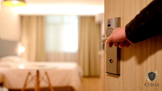 Cancelamento de reserva em tempo h�bil exime empresa de reparar consumidor