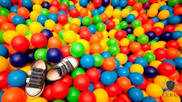 Escola deve indenizar aluno e pais por acidente em piscina de bolinhas