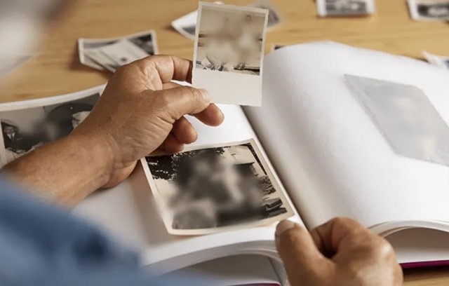 Mulher prova unio estvel de 20 anos com fotos antigas e registros de noivado