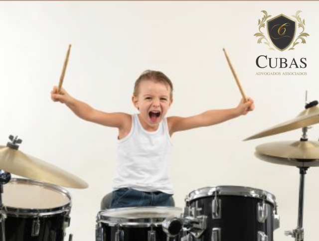 Tocar bateria em apartamento sem isolamento ac�stico gera dever de indenizar