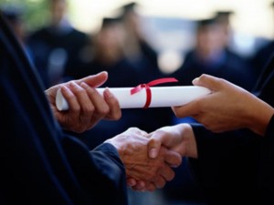Aluna receber indenizao por demora em emisso de diploma