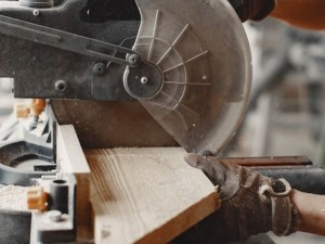 Auxiliar de marcenaria que teve dedos amputados recebe R$ 245 mil de indeniza��o