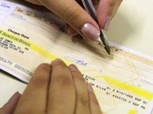 Banco dever indenizar cliente por se recusar a descontar cheque