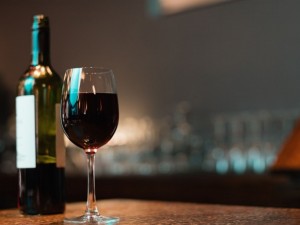 Empresa de vinhos no  obrigada a contratar qumico