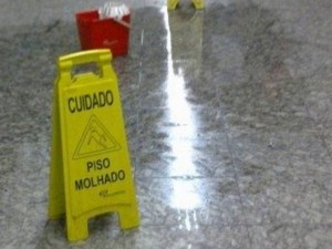 Estabelecimento deve indenizar consumidora acidentada em piso molhado