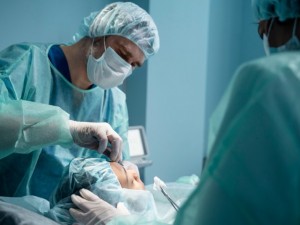 Garota com doena rara consegue cirurgia e fornecimento de prtese mandibular
