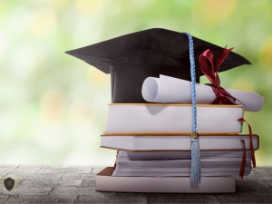 Juza condena pai que no pagou faculdade do filho e deixou nome do rapaz parar no SPC